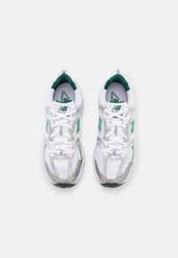 New Balance MR530 UNISEX - Sapatilhas - white/green