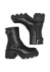 Czarne skórzane botki za kostkę z masywną podeszwą, zamkiem błyskawicznym z boku i akcentami w postaci klamry. Posiadają solidny bieżnik zapewniający lepszą przyczepność.