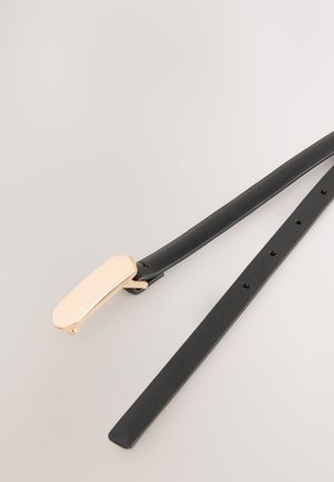 Zwarte leren riem met een gespsluiting van metaal in goudkleur, een gladde textuur en verstelbare gaatjes langs de riem voor een veilige pasvorm.