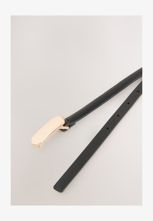 Juodas odinis diržas su auksinės spalvos metaline sagtimi, lygios tekstūros ir reguliuojamomis skylėmis palei dirželį, užtikrinančiomis saugų prigludimą.