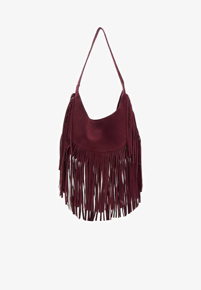 Sac à main en suede bordeaux de forme arrondie, avec de longues franges le long du bas et une seule bandoulière pour le porter.