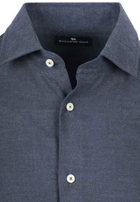 Marineblauwe button-up shirt van textuurstof, met een kraag en vier knopen. Etiket zegt "STEPPIN' OUT."