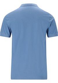 Sininen polo-paita, jossa on normaali kaulus, lyhyet hihat ja sileä pinta. Paita on yksivärinen ilman näkyviä kuvioita tai koristeita.