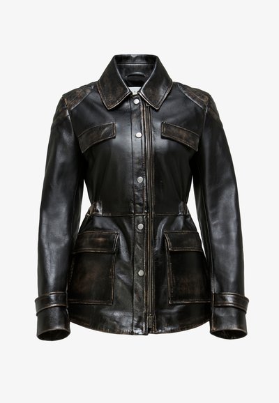 Czarna skórzana kurtka z przestronnym kołnierzem, czterema przednimi kieszeniami, srebrnymi detalami oraz lekko przetartym wykończeniem.