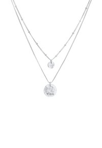 Collana a strati in argento composta da due catene, una con un pendente rotondo texturizzato contrassegnato "925" e un pendente rotondo più piccolo e liscio.