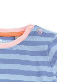 Gestreiftes blaues und hellblaues T-Shirt mit einem pinken und orangen Kragen, ausgestattet mit Druckknöpfen an der Schulter für ein einfaches Ankleiden.