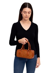 Borsa a mano in finta pelle marrone con forma rettangolare, due manici superiori e chiusura con zip; superficie texturizzata e cuciture a contrasto.