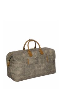 Sac de voyage en tissu texturé marron avec des poignées et des accents en cuir beige. Il dispose d'une fermeture éclair et d'une forme rectangulaire avec des poches latérales.