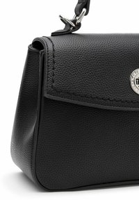 Borsa a mano in pelle nera con finitura testurizzata, dotata di chiusura a pattina e un accento con logo circolare in argento. Cinghia corta per la spalla.