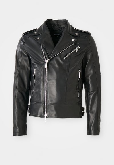 Giubbotto da moto in pelle nera con zip argentate, chiusura frontale asimmetrica, spalline e due tasche laterali con zip.