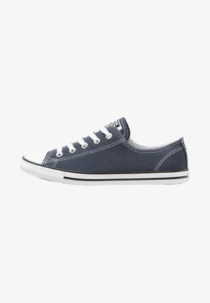 Segeltuch-Sneaker in Marineblau mit weißen Gummisohlen, weißen Schnürsenkeln und kontrastierenden Nähten. Verfügt über ein Low-Top-Design und schwarze Streifen.