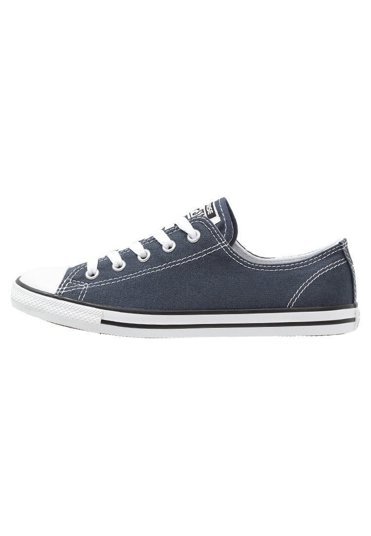 Baskets en toile bleue marine avec semelles en caoutchouc blanc, lacets blancs et couture contrastante. Présente un design basse et des rayures noires.