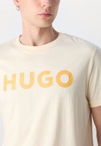 HUGO DULIVIO - Potiskana majica - light beige