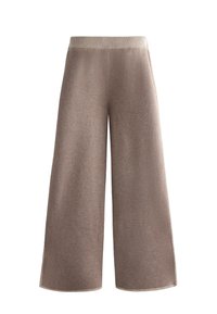Pantaloni larghi marroni in tessuto testurizzato. Vita elastica e spacchi laterali all'orlo. Design morbido e casual, adatto per un abbigliamento rilassato.