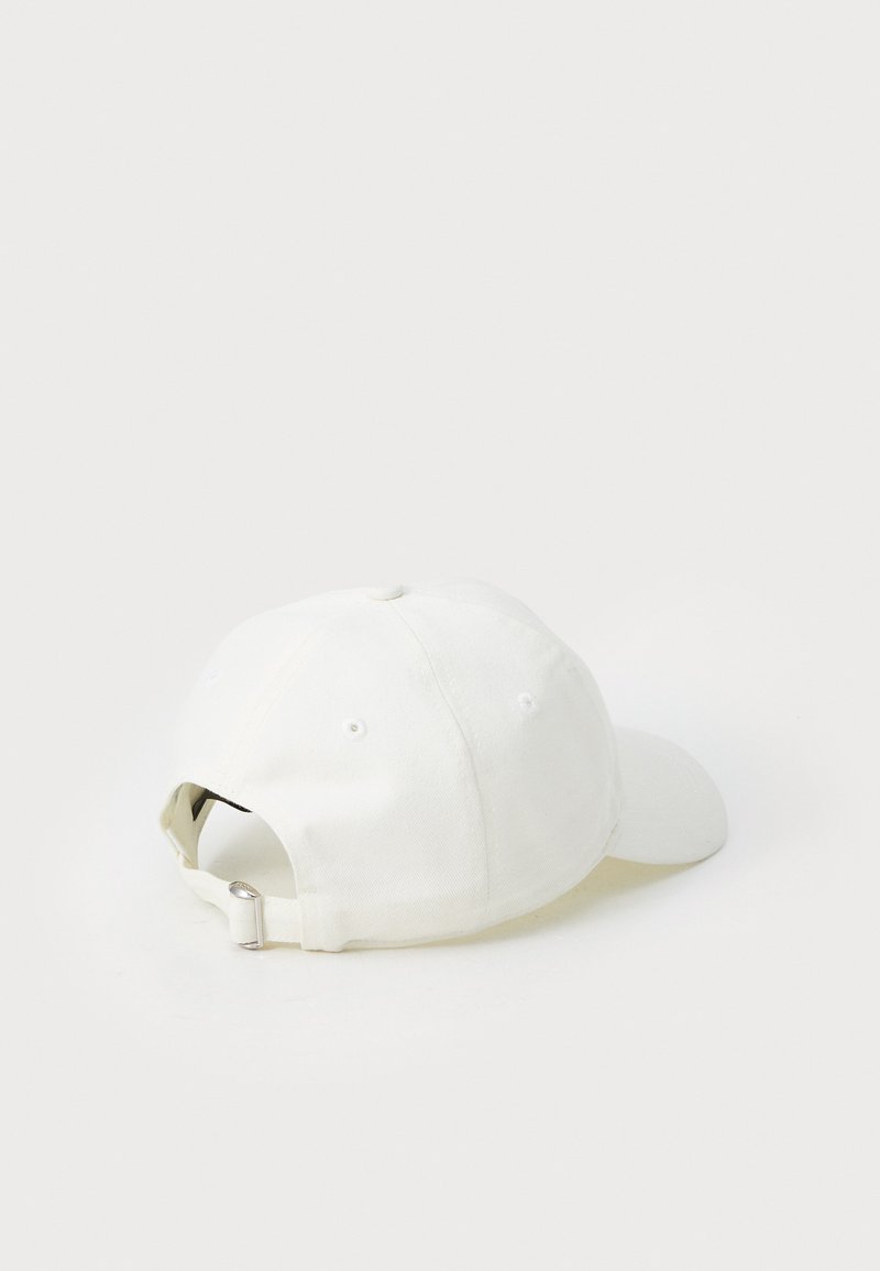 Weißer Baumwoll-Baseballcap mit einem gebogenen Schirm, sechs Panels und einem verstellbaren Metallverschluss auf der Rückseite zur Anpassung.