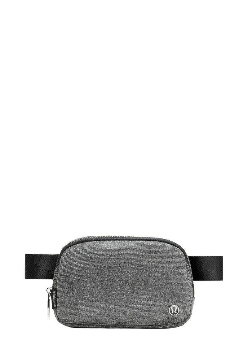 Bolsa de tela gris con textura suave, forma rectangular, cierre de cremallera y correa negra resistente. Cuenta con un logo de la marca en el frente.