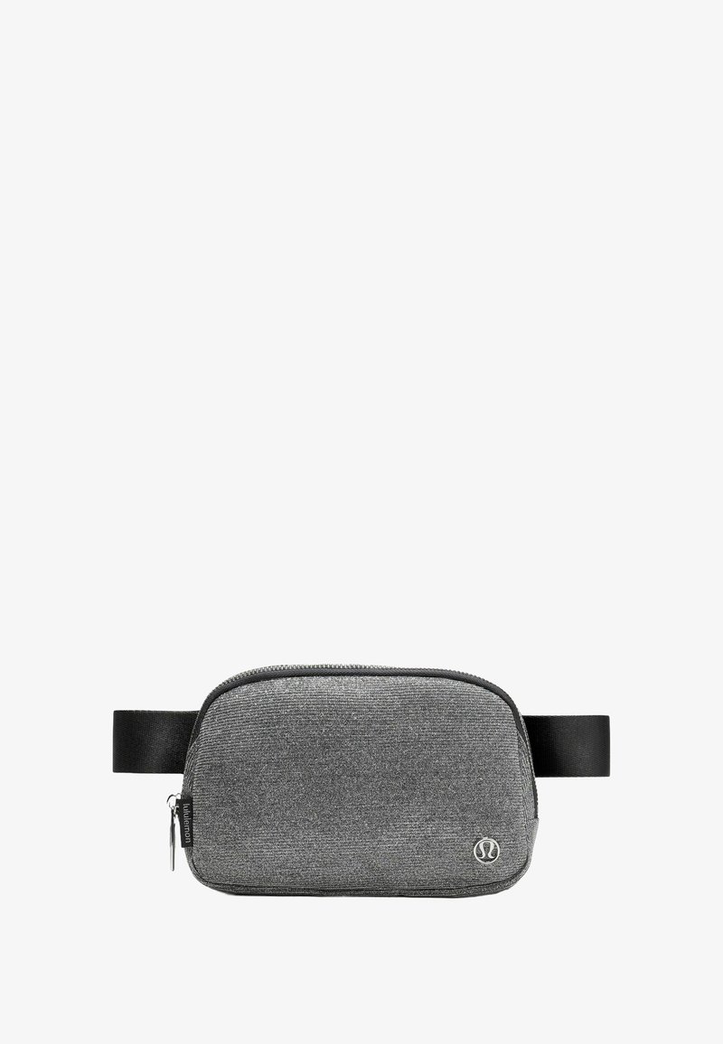 Bolsa de tela gris con textura suave, forma rectangular, cierre de cremallera y correa negra resistente. Cuenta con un logo de la marca en el frente.