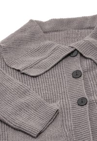 Grau gerippter Strickcardigan mit großem Kragen und fünf schwarzen Knöpfen auf der Vorderseite. Weicher Stoff mit lässiger Passform.