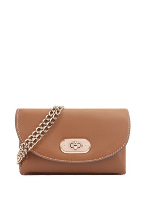 Pochette en cuir marron avec un rabat, bandoulière en chaîne dorée et fermoir décoratif en ton doré. Présente des surpiqûres contrastées et une texture lisse.
