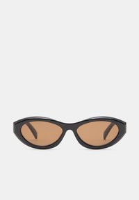 Ochelari de soare cu forma de pisică, cu un cadru din plastic gros de culoare neagră și lentile filtrate de culoare maro. Designul are colțuri unghiulare, evidențiind o formă îndrăzneață.