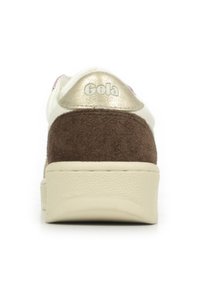 Sneaker bianca con dettagli in suede marrone, linguetta dorata sul tallone, suola in gomma testurizzata e dettagli rosa sulla linguetta. Presenta il marchio "Gola".