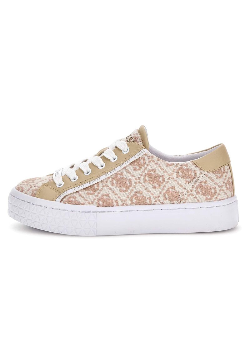 Sneaker in tela beige con motivo leopardato rosa chiaro, lacci bianchi e suola in gomma. Presenta una striscia con il marchio sul lato e dettagli testurizzati.