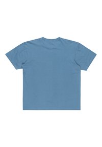 Blå bomullströja med korta ärmar och rund halsringning. Slät textur, inga synliga mönster eller detaljer på ryggen.