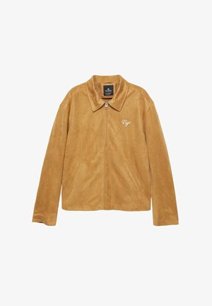 Semišová bunda v barvě camel s hladkým povrchem, klasikým límcem, zipovým zapínáním, bočními kapsami a vyšitým detailem "Nyc".