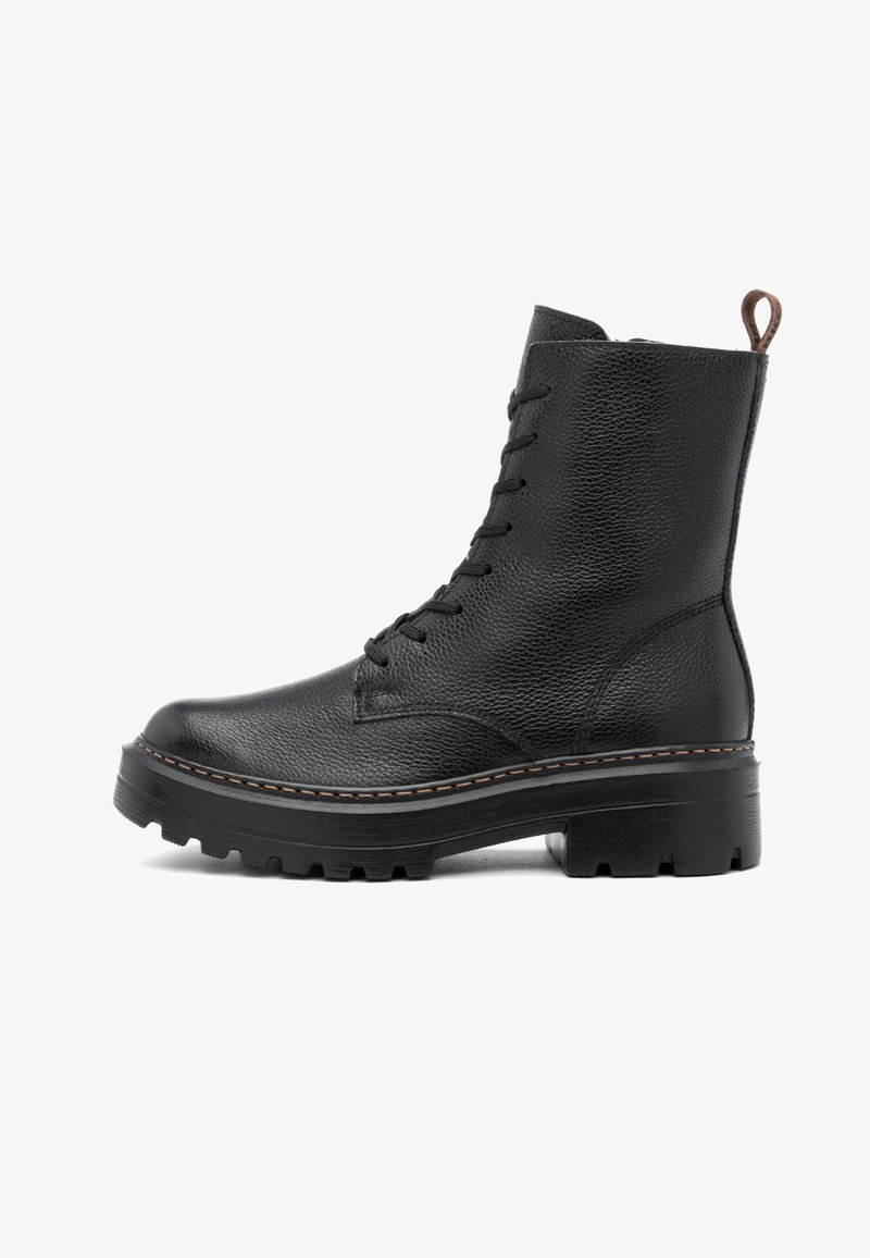 Botte noire en cuir à la cheville avec semelle épaisse à relief, fermeture à lacets à l'avant et languette en cuir brun à l'arrière, présentée de profil droit sur fond blanc.