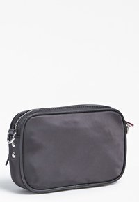 Schwarze Stofftasche mit rechteckiger Form, Reißverschluss und silbernen Beschlägen. Glatte Textur ohne sichtbare Muster.