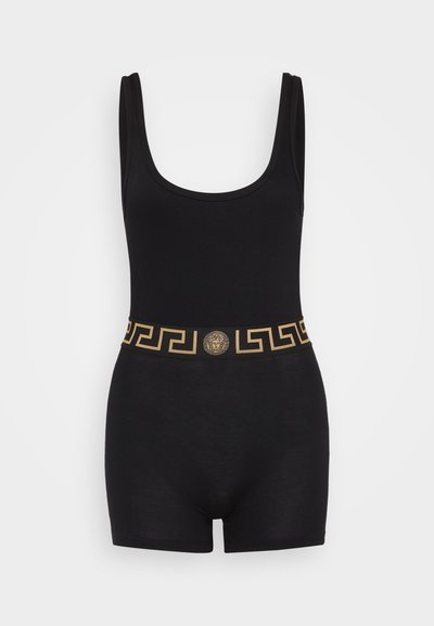 Body aderente senza maniche di colore nero, con una vita a motivo dorato e un emblema circolare, realizzato in un tessuto liscio e con un design aderente.