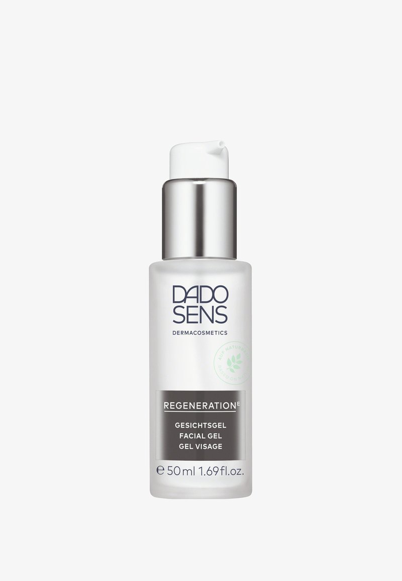 Klare Glasflasche mit einem silbernen Pumpenkappen. Das Etikett zeigt "DADO SENS DERMA COSMETICS" und Produktdetails in schwarzem und silbernem Text. Größe 50 ml.