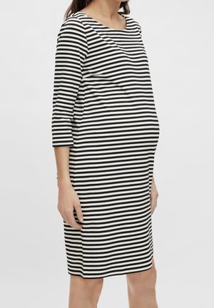 Sukienka w czarno-białe paski, do kolan, z długimi rękawami, okrągłym dekoltem, wykonana z miękkiego materiału, dopasowana w talii.