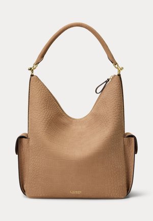 Sac à main en cuir texturé beige avec une anse supérieure unique, une quincaillerie dorée, des poches latérales et une fermeture zippée.