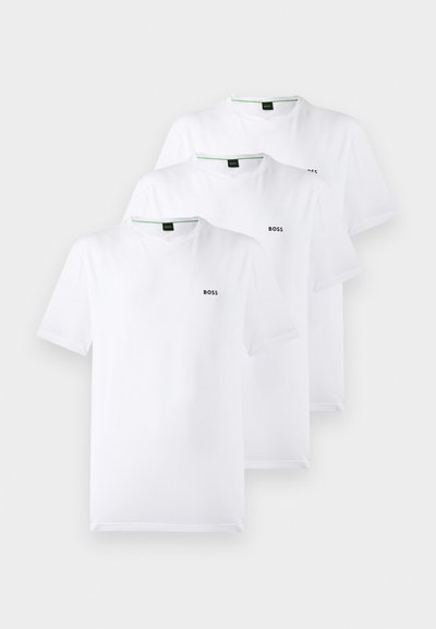 Trois T-shirts blancs unis à manches courtes avec un petit logo noir "BOSS" sur la poitrine gauche, disposés en chevauchement sur fond blanc.