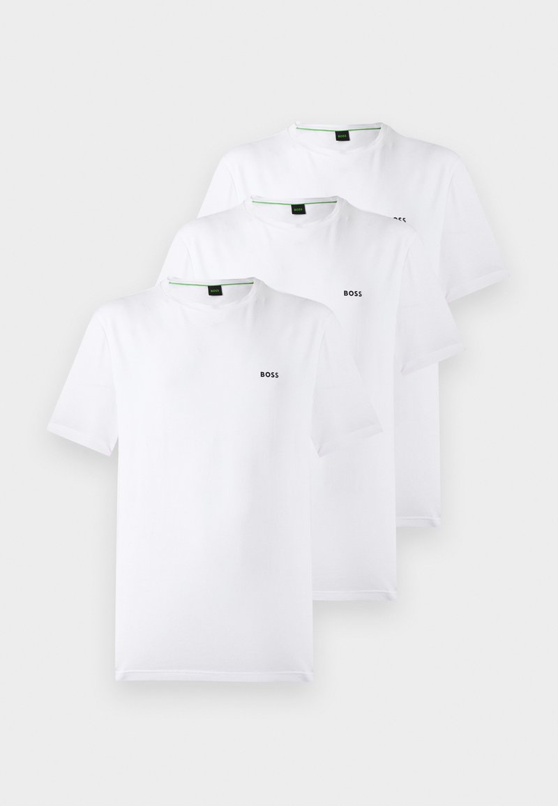 Tre enkle hvite t-skjorter med korte ermer med en liten svart "BOSS"-logo på venstre bryst, arrangert overlappende mot en hvit bakgrunn.