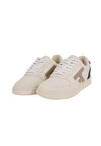Sneaker beige con punta perforata, lacci bianchi testurizzati, logo laterale marrone e collo imbottito, esposti su sfondo bianco.