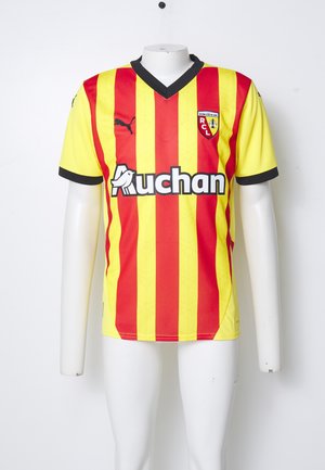 Tricou de fotbal cu dungi roșii și galbene, cu guler în V negru, mâneci scurte și un logo pe piept. Prezintă un material texturat și accente laterale.