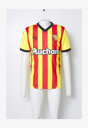 Tricou de fotbal cu dungi roșii și galbene, cu guler în V negru, mâneci scurte și un logo pe piept. Prezintă un material texturat și accente laterale.