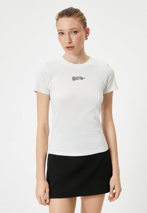- T-shirt z nadrukiem
