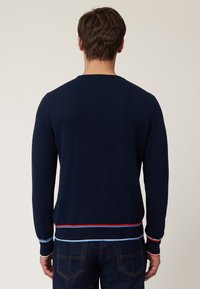 Dunkelblauer Pullover mit langen Ärmeln, versehen mit einem strukturierten Strick, Rundhalsausschnitt und mehrfarbigen gestreiften Akzenten am Saum und an den Bündchen.