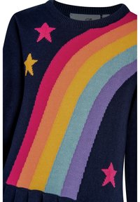 Stickad tröja i marinblått med en regnbågsdesign i rosa, orange, gult, grönt och lila. Har rosa och gula stjärnor. Mjuk textur.