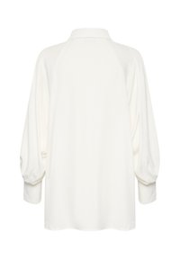 Vit blus med krage, långa puffärmar och lös passform. Slät textur och subtil drapering vid ärmarna.
