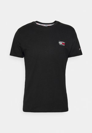 Schwarzes T-Shirt mit kurzen Ärmeln und Tommy Jeans-Logo in Weiß und Rot auf der Brust sowie einem kleinen Logoschild auf dem linken Ärmel.