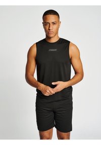 Zwarte sportieve tanktop en shorts van lichtgewicht stof, met een ronde halslijn en een subtiele merklogo op de borst.