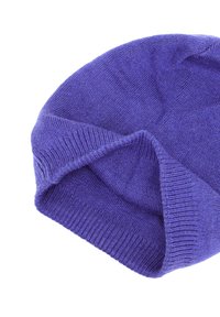 Berretto lavorato a maglia viola con una consistenza morbida, presenta un risvolto e una finitura liscia, mostrando cuciture uniformi in tutto il capo.