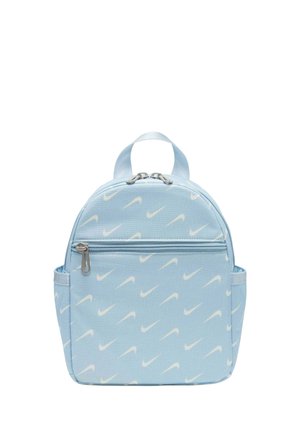 Mini mochila azul claro con estampado blanco de Nike swoosh, bolsillo frontal con cremallera, bolsillos laterales y asa superior para llevar.