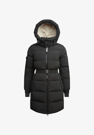 Schwarze Pufferjacke mit tailliertem Gürtel, hohem Kragen und Kapuze. Sie verfügt über einen Reißverschluss vorne und horizontale Steppabschnitte zur Isolierung.