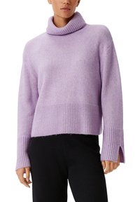 Lilafarbener Rollkragenpullover mit lockerer Passform, gerippten Bündchen und einem breiten Saum. Die Textur ist weich und zeigt dezente Strickmuster.