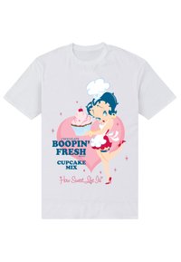 Hvid t-shirt med en tegneseriefigur, der holder en cupcake, med farverige tekst elementer, et hjerte baggrund og legende detaljer.